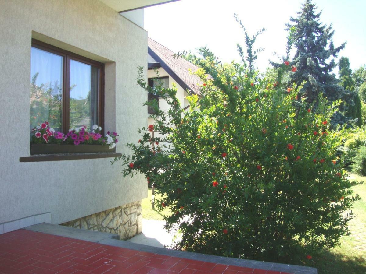 Gyöngyvirág Vendégház Apartamento Balatonboglár Exterior foto