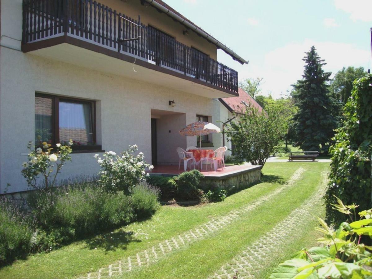 Gyöngyvirág Vendégház Apartamento Balatonboglár Exterior foto